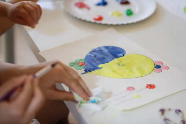 Bükreş, Romanya - 9 Mayıs 2022: Ukraynalı mülteci çocukların bayrakları çizdiği sığ alan derinliği (seçici odak) ayrıntıları.