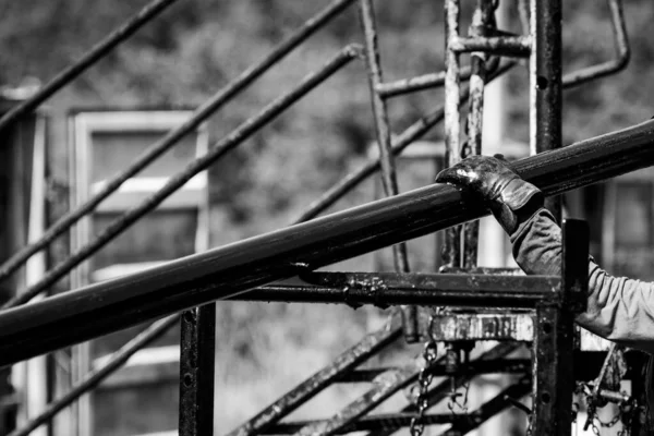 Oil Gas Industry Worker Operates Oil Rig Drill Pipes Oil — Stockfoto