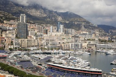 Monako - 19 Nisan 2022: Monako şehri ve limanı ile güneşli bir bahar gününde F1 pisti inşaatı devam ediyor.