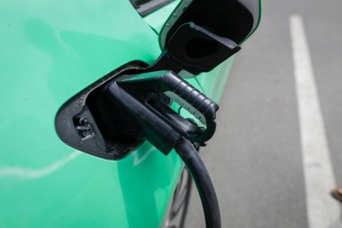 Elektrikli taşıt şarj istasyonunda sığ alan derinliği (seçici odak) ayrıntıları otomatik elektrik prizi veya soketi ile.