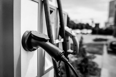 Elektrikli taşıt şarj istasyonunda sığ alan derinliği (seçici odak) ayrıntıları otomatik elektrik prizi veya soketi ile.