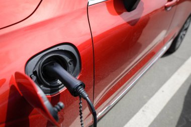 Elektrikli taşıt şarj istasyonunda sığ alan derinliği (seçici odak) ayrıntıları otomatik elektrik prizi veya soketi ile.