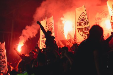 Bükreş, Romanya - 14 Haziran 2022: Rumen futbol taraftarları maçta tepki verdiler.