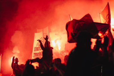 Bükreş, Romanya - 14 Haziran 2022: Rumen futbol taraftarları maçta tepki verdiler.