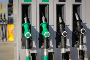 Benzin istasyonunda yakıt pompalarıyla sığ alan derinliği (seçici odak) ayrıntıları.