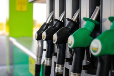 Benzin istasyonunda yakıt pompalarıyla sığ alan derinliği (seçici odak) ayrıntıları.