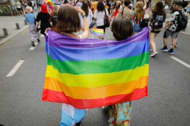 Romanya 'nın Bükreş kentinin sokaklarında düzenlenen Onur Yürüyüşü' ne katılanlarla sığ alan derinliği (seçici odak).