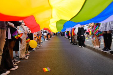 Bükreş, Romanya - 9 Temmuz 2022: Bükreş, Romanya sokaklarında düzenlenen Bükreş Onur Yürüyüşüne katılan insanlarla sığ alan derinliği (seçici odak).