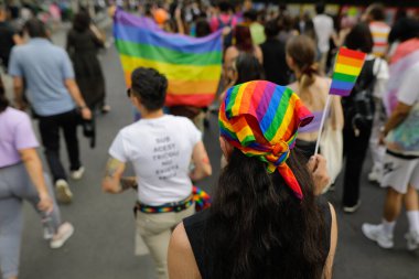 Bükreş, Romanya - 9 Temmuz 2022: Bükreş, Romanya sokaklarında düzenlenen Bükreş Onur Yürüyüşüne katılan insanlarla sığ alan derinliği (seçici odak).