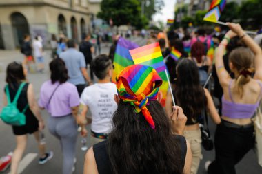 Bükreş, Romanya - 9 Temmuz 2022: Bükreş, Romanya sokaklarında düzenlenen Bükreş Onur Yürüyüşüne katılan insanlarla sığ alan derinliği (seçici odak).