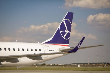 Otopeni, Romanya - 17 Temmuz 2022: LOT Polonya havayolu uçağı Henri Coanda Havalimanı taksisinde.