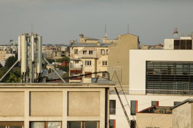 Bükreş, Romanya - 30 Temmuz 2022: Bükreş 'in eski bir bölümü, eski ve yıkık dökük binalarla birlikte yaz günbatımında.