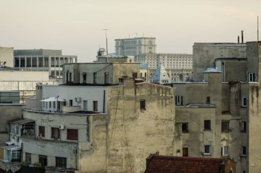 Bükreş, Romanya - 30 Temmuz 2022: Bükreş 'in eski kısmı, yaz günbatımında birlikte yeni ve eski binalar ve arka planda Parlamento Sarayı ile birlikte.