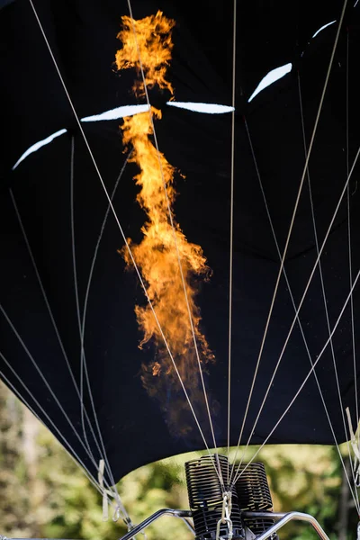 Ein Mann Bläst Mit Einem Doppelten Gasbrenner Einen Heißluftballon Auf — Stockfoto