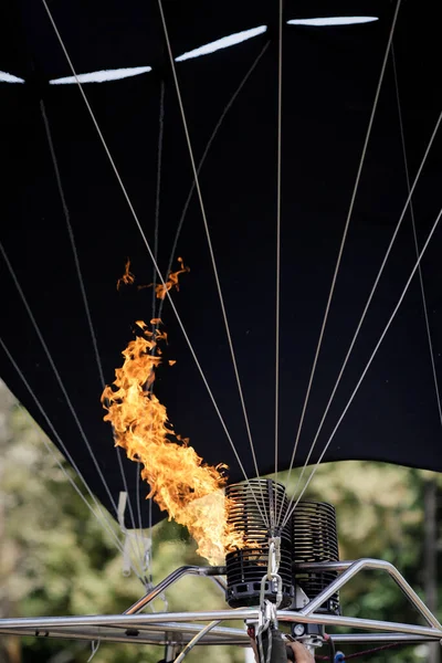 Ein Mann Bläst Mit Einem Doppelten Gasbrenner Einen Heißluftballon Auf — Stockfoto