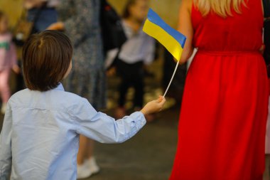 Ukraynalı çocuklar okulda yeni bir yıla başlıyorlar. Ukrayna bayrağı taşıyan bir çocukla ilgili detaylar.