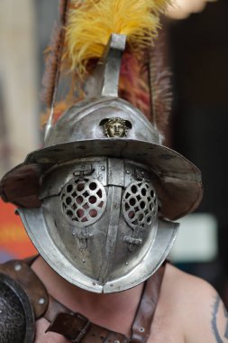 Bükreş, Romanya - 17 Eylül 2022: Tarihi yeniden canlandırma sırasında antik Roma gladyatörü.