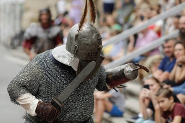 Bükreş, Romanya - 17 Eylül 2022: Tarihi yeniden canlandırma sırasında antik Roma gladyatörü.