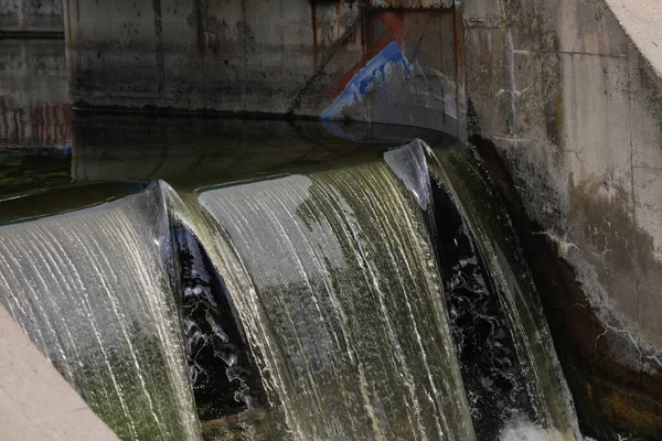 Vatten Som Rinner Genom Sluss Flod — Stockfoto