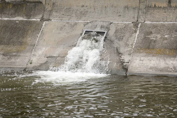 Agua Que Fluye Través Una Esclusa Río — Foto de Stock