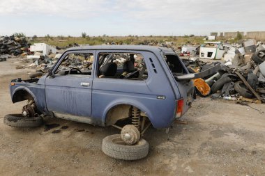 Sarulesti, Romanya - 22 Eylül 2022: Eski bir hurdalıkta parçalanmış araba veya araba parçaları ayrıntıları.