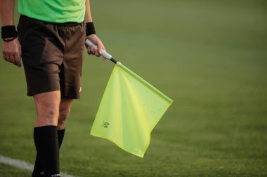 Giurgiu, Romanya - 29 Haziran 2020: Bir futbol maçı sırasında hakem hakeminin detayları