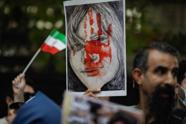 Bükreş, Romanya - 1 Ekim 2022: İran Masha Amini 'nin ölümünü ve İran' daki İran büyükelçiliği önünde kadın temel haklarından ötürü protesto eden insanların ayrıntıları.