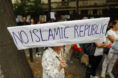 Bükreş, Romanya - 1 Ekim 2022: İran Masha Amini 'nin ölümünü ve İran' daki İran büyükelçiliği önünde kadın temel haklarından ötürü protesto eden insanların ayrıntıları.