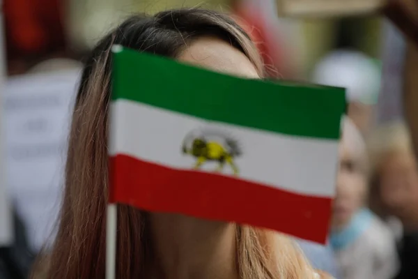 罗马尼亚布加勒斯特 2022年10月1日 在伊朗布加勒斯特大使馆外抗议伊朗Masha Amini死亡和伊朗妇女基本权利的人的详细情况 — 图库照片