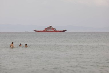 Thassos, Yunanistan - 25 Ağustos 2022: İnsanları ve arabalarını Yunanistan kıtasından Trakya Denizi 'ndeki Thassos adasına getiren feribot.