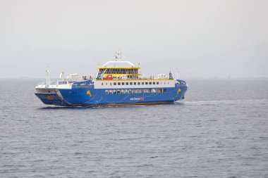 Thassos, Yunanistan - 25 Ağustos 2022: İnsanları ve arabalarını Yunanistan kıtasından Trakya Denizi 'ndeki Thassos adasına getiren feribot.