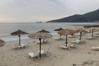 Bulutlu bir yaz sabahı Yunanistan 'ın Thassos adasında Altın Plaj (Skala Potamia).