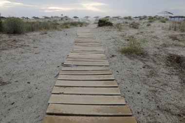 Bulutlu bir yaz sabahı Yunanistan 'ın Thassos adasında Altın Plaj (Skala Potamia).