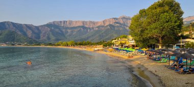 Thassos, Yunanistan - 19 Ağustos 2022: Güneşli bir yaz sabahı Altın Plajlı Panorama (Skala Potamia).