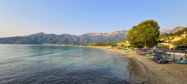 Thassos, Yunanistan - 19 Ağustos 2022: Güneşli bir yaz sabahı Altın Plajlı Panorama (Skala Potamia).
