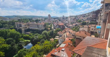 Veliko Tarnovo, Bulgaristan - 17 Ağustos 2022: Güneşli bir yaz gününde Bulgaristan 'ın Veliko Tarnovo kasabasıyla manzarayı gözden geçirin.