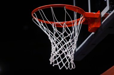 Bir basketbol paneli ve resmi bir oyundan önce ağ ile sığ alan derinliği (seçici odak) ayrıntıları.
