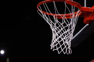 Bir basketbol paneli ve resmi bir oyundan önce ağ ile sığ alan derinliği (seçici odak) ayrıntıları.