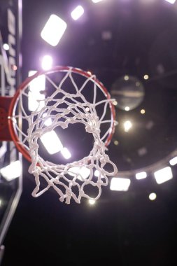 Bir basketbol paneli ve resmi bir oyundan önce ağ ile sığ alan derinliği (seçici odak) ayrıntıları.