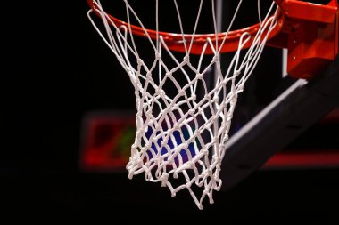 Bir basketbol paneli ve resmi bir oyundan önce ağ ile sığ alan derinliği (seçici odak) ayrıntıları.