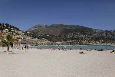 Menton, Fransa - 17 Nisan 2022: Güneşli bir bahar gününde Fransız Rivierası 'nın deniz kenti Menton' dan ayrıntılar.