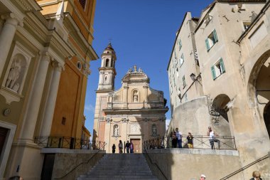 Menton, Fransa - 17 Nisan 2022: Güneşli bir bahar gününde Fransız Rivierası 'nın deniz kenti Menton' dan ayrıntılar.