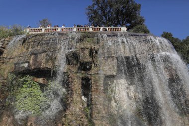 Nice, Fransa - 18 Nisan 2022: Güneşli bir bahar gününde Fransız Rivierası üzerindeki Nice deniz kasabasında şelale.