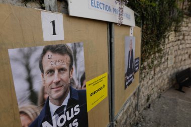 Menton, Fransa - 20 Nisan 2022: Fransa cumhurbaşkanlığı seçimlerinin ikinci turundan önce Emmanuel Macron ve Marine le Pen 'in yer aldığı seçim posterleri.