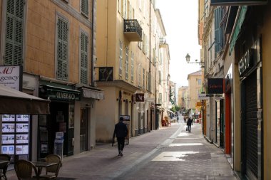 Menton, Fransa - 20 Nisan 2022: Güneşli bir bahar gününde Fransız Rivierası 'nın deniz kenti Menton' dan ayrıntılar.