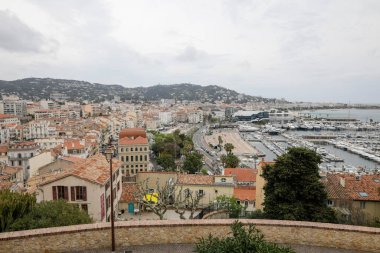 Cannes, Fransa - 20 Nisan 2022: Bulutlu bir bahar gününde Fransız Rivierası 'ndaki deniz kenti Cannes' dan ayrıntılar.