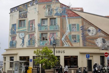 Cannes, Fransa - 20 Nisan 2022: Bulutlu bir bahar gününde Fransız Rivierası 'ndaki deniz kenti Cannes' dan ayrıntılar.