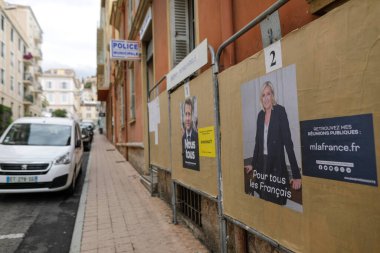 Menton, Fransa - 20 Nisan 2022: Fransa cumhurbaşkanlığı seçimlerinin ikinci turundan önce Emmanuel Macron ve Marine le Pen 'in yer aldığı seçim posterleri.