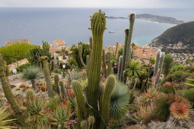 Eze, Fransa - 21 Nisan 2022: Bulutlu bir bahar gününde Fransız Rivierası 'nın kıyı kenti Eze' den genel bakış.