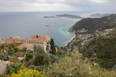 Eze, Fransa - 21 Nisan 2022: Bulutlu bir bahar gününde Fransız Rivierası 'nın kıyı kenti Eze' den genel bakış.